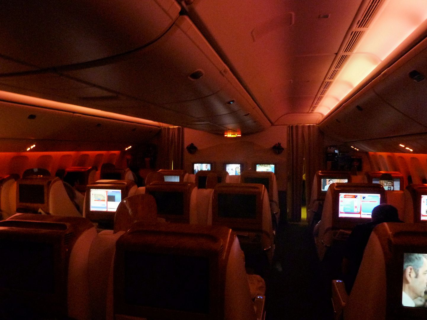 http://i372.photobucket.com/albums/oo169/Planehunter/Asia2012ISeoul/EK323cabin3.jpg