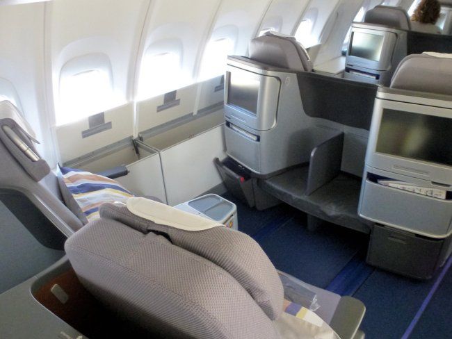 D C Tour Ua First Lh 747 8 Upper Deck Business Airliners Net Lufthansa S New Lie Flat Business Class Seats Can Be Found In Either A V Shape Layout Two Angled Towards One Another Or H